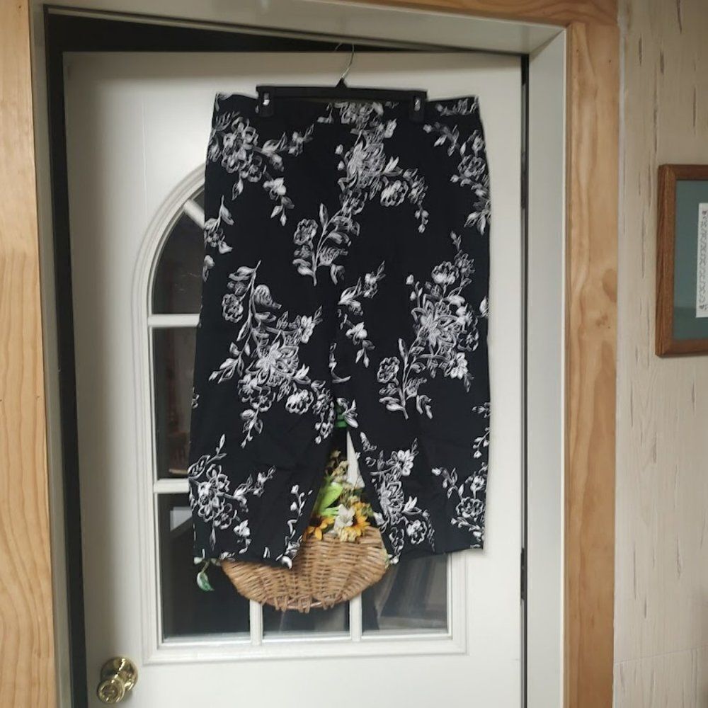 New Alfred Dunner french Riviera Black White Flowered Pull On Capri Women's 18